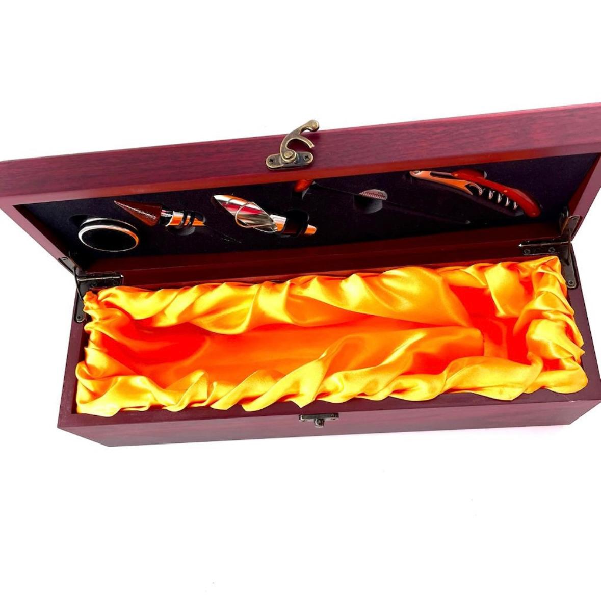 Set cadou pentru vin Wine Box, include 5 ustensile si loc pentru sticla, maro