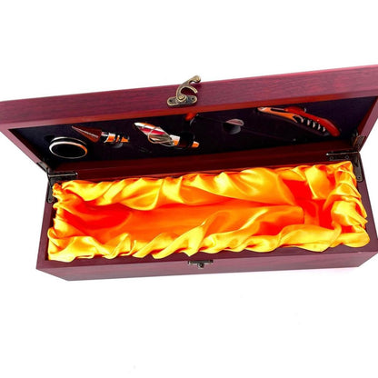Set cadou pentru vin Wine Box, include 5 ustensile si loc pentru sticla, maro