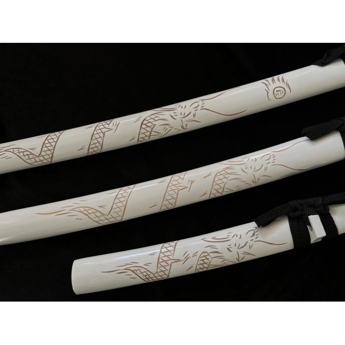 Set 3 sabii cu teaca de lemn White Dragon, 3 dimensiuni si suport din lemn, ornament